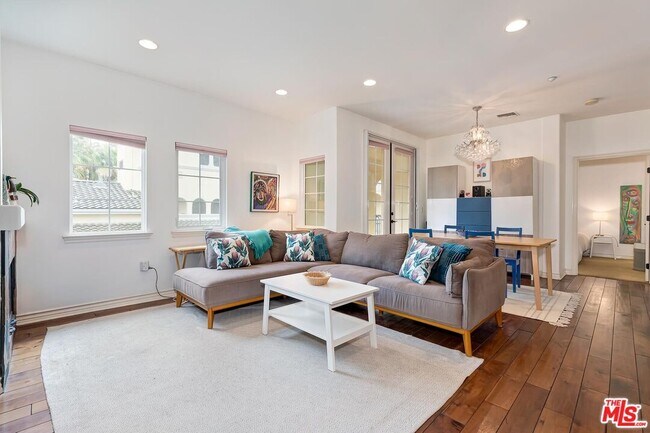 Building Photo - 7101 Playa Vista Dr