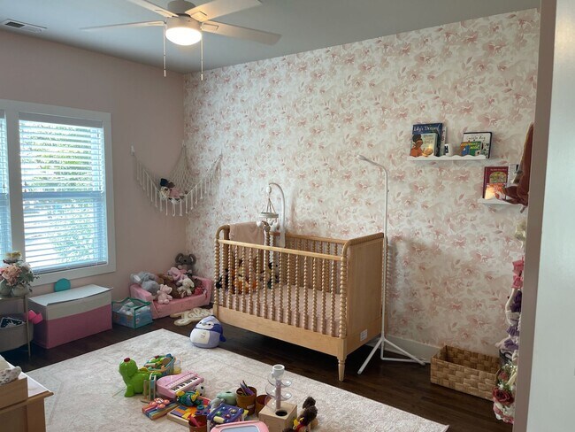 Building Photo - Convenient Living in West End