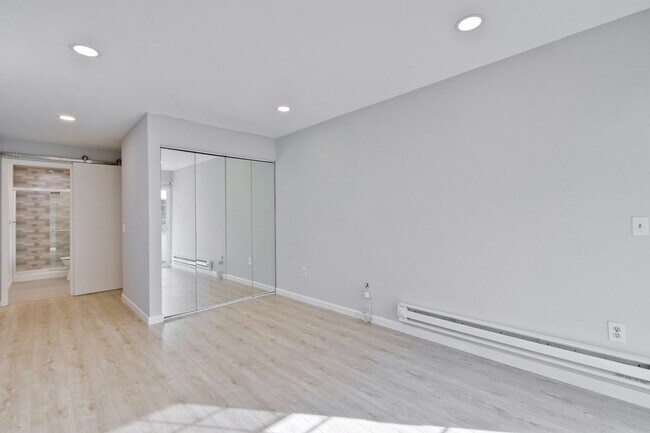 Building Photo - Remodeled 2 Bed 2 Bath Modern Condo with Bonus Loft Area