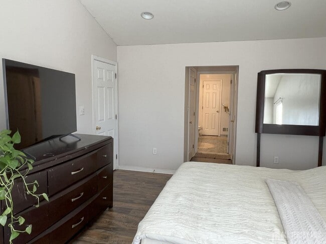 Building Photo - 301 Park Knoll