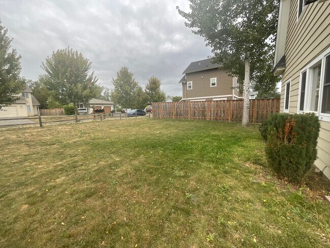 Building Photo - 3 Bed, 2 Bath Home with 2- Car Garage/Shop...