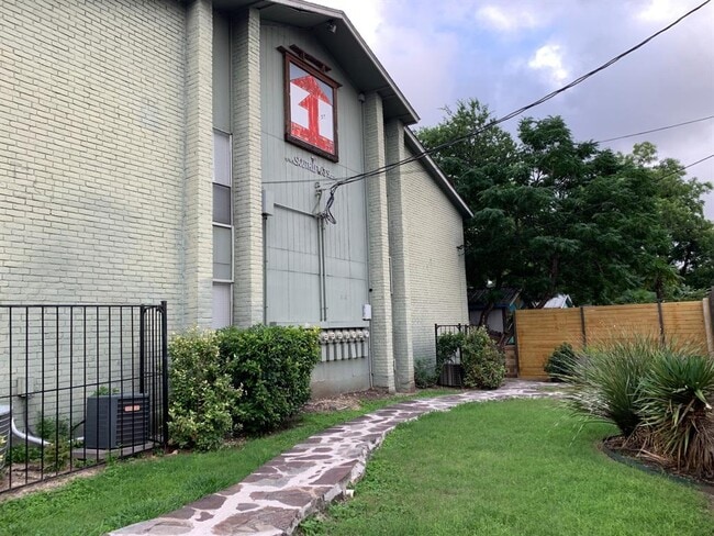 Building Photo - 2708 S 1st St