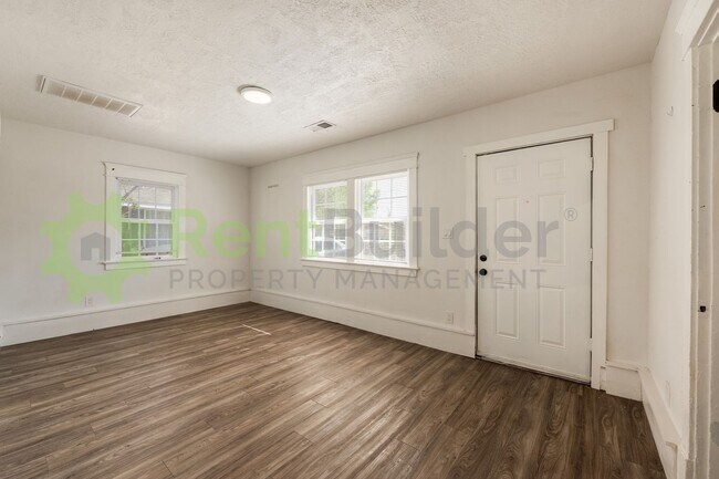 Building Photo - PERFECT HOME FOR STUDENTS OR PROFESSORS IN THE UNM AREA!!