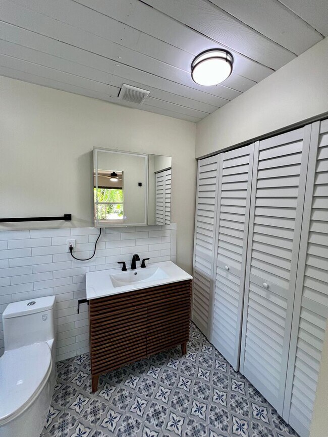 Building Photo - Fully Renovated 3/3 Northwood Home with Gu...
