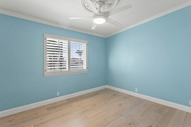 Building Photo - Remodeled Huntington Home!