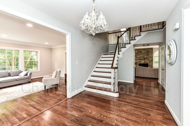 Building Photo - 2030 Spring Branch Dr
