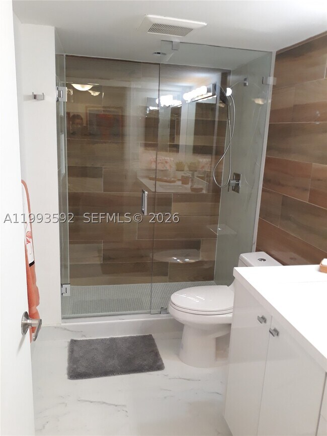 Building Photo - 2555 Collins Ave