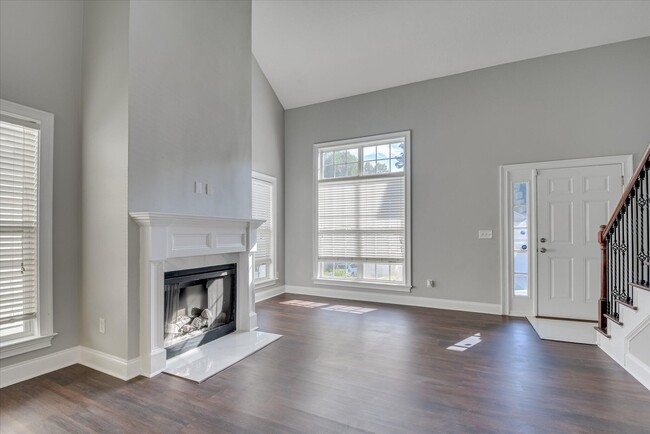 Building Photo - 2909 Aylesbury Dr