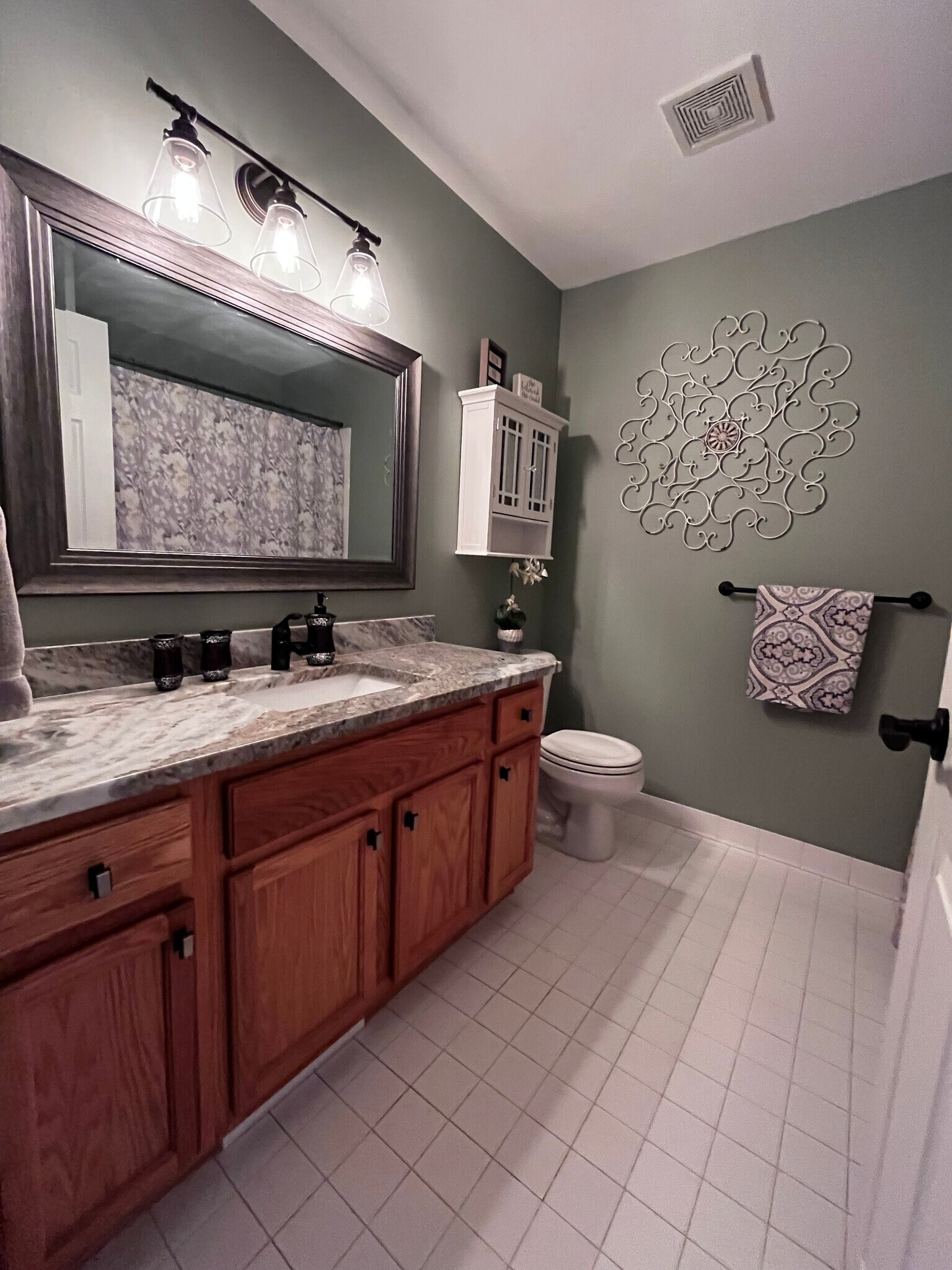 Full bathroom - 51582 Stern Ln