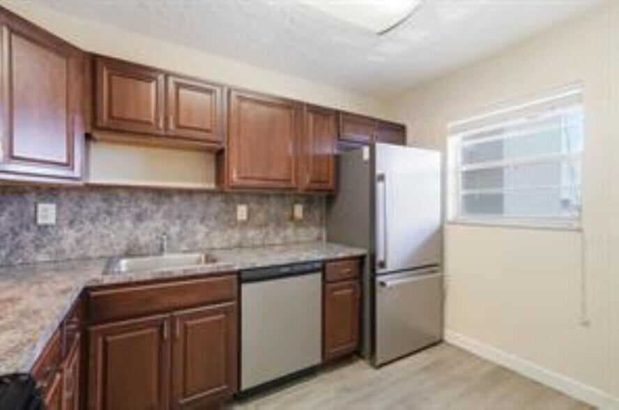 Building Photo - 1400 NE 57th St