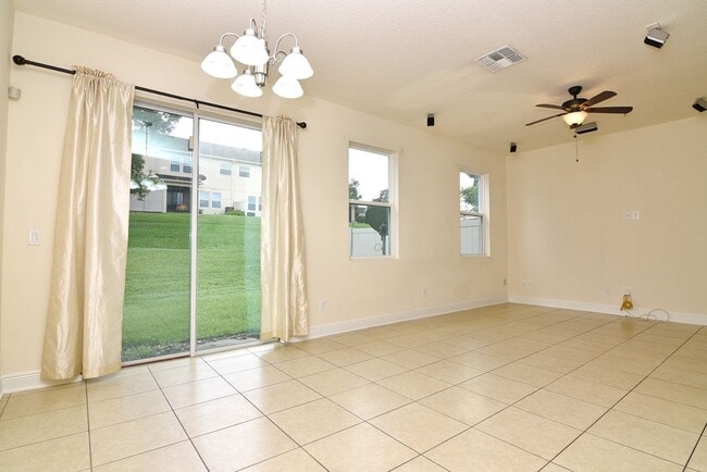 Building Photo - Lovely Town Home Available