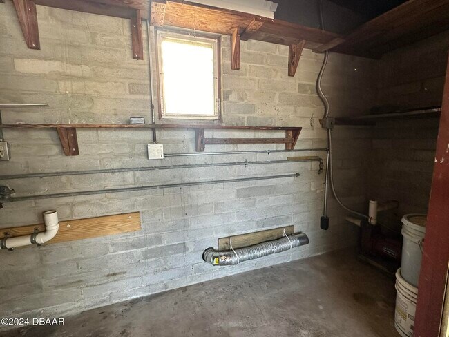 Building Photo - 736 White St