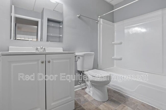 Building Photo - 123 Walnut St