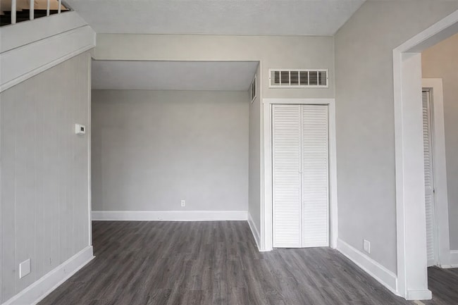 Building Photo - 17 S Tuxedo St