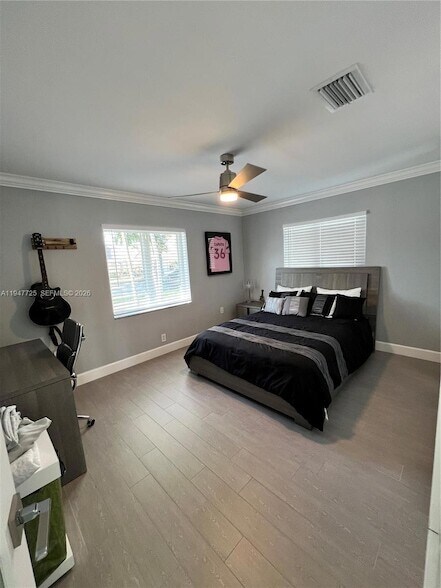 Building Photo - 5510 Bayview Dr