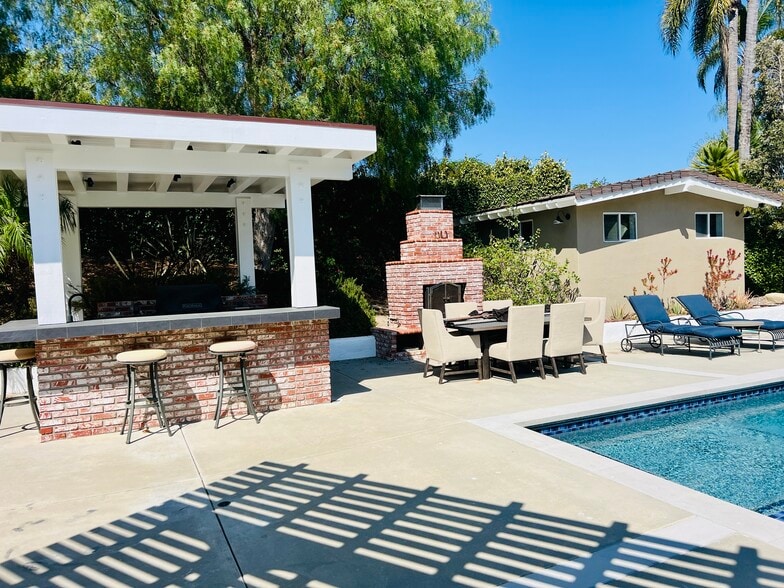 Outdoor bbq and fireplace - 4703 Ferncreek Dr