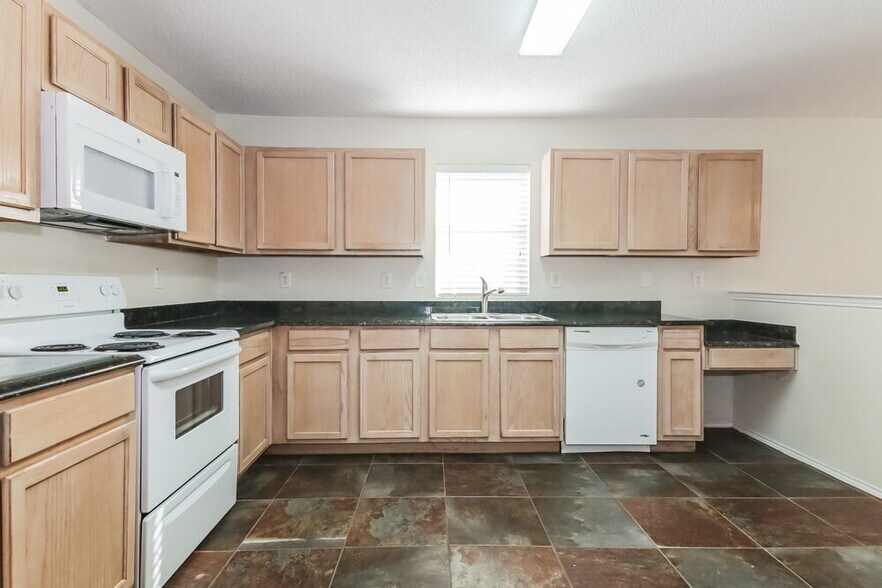 Building Photo - 8804 Seven Oaks Ln