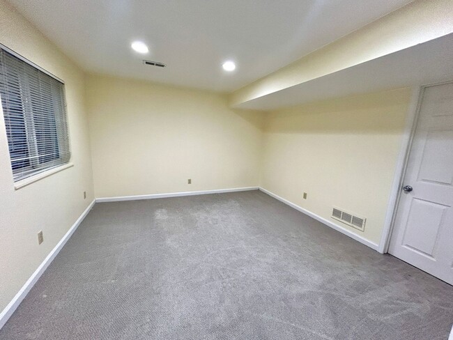 Building Photo - Looking for a Quality tenant who appreciat...