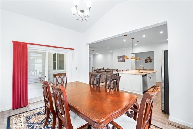Building Photo - 8627 Fleetwood Dr