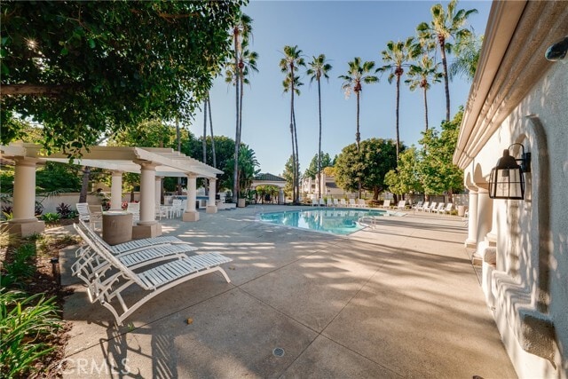 Building Photo - 3 Almador