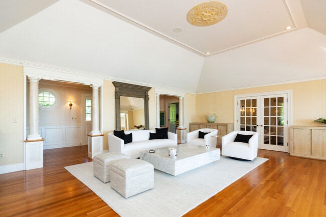 Building Photo - 3 Barclay Sq