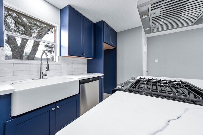 Building Photo - 3610 Brier Gardens Dr