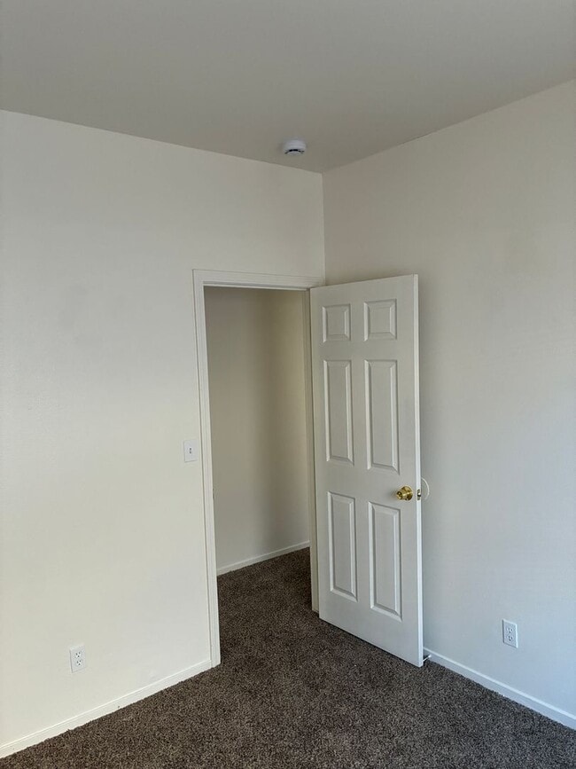 Building Photo - 3 Bedroom 2 Bath Home