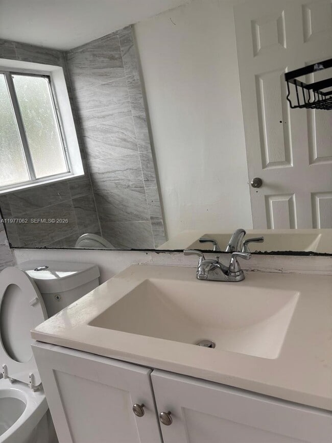 Building Photo - 940 NE 170th St