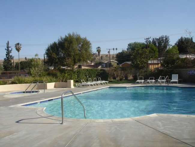 Building Photo - 4 Bedroom Home for Rent in Canyon Country!