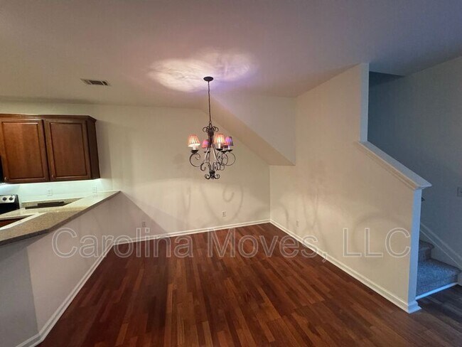 Building Photo - 121 Pine Walk Dr