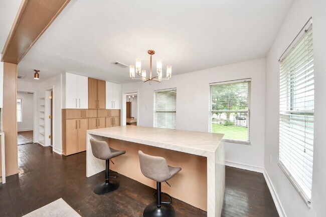 Building Photo - Luxury Living Meets Modern Elegance in the Heart of Houston