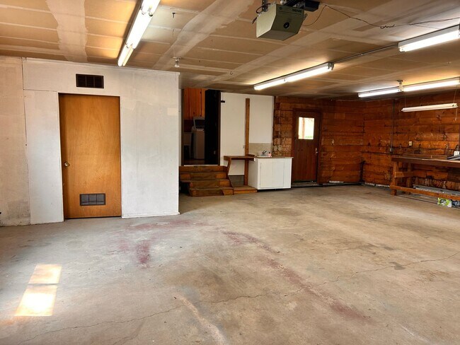 Building Photo - 10 Acres of Horse Property in Victor!