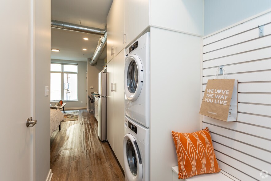 Studio, 1 BA - 356 SF - One South