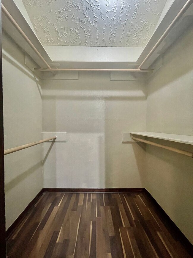 Building Photo - Gorgeous Condo, 2 Bedrooms/2 Balconies/2 B...