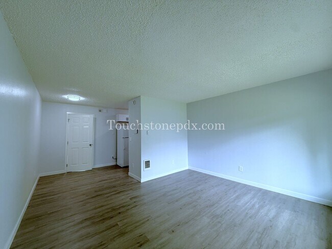Building Photo - 2 WEEKS FREE OF RENT! Inviting East Portland Apartment