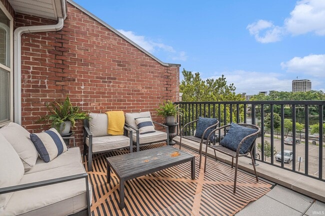 Building Photo - 112 S Niles Ave