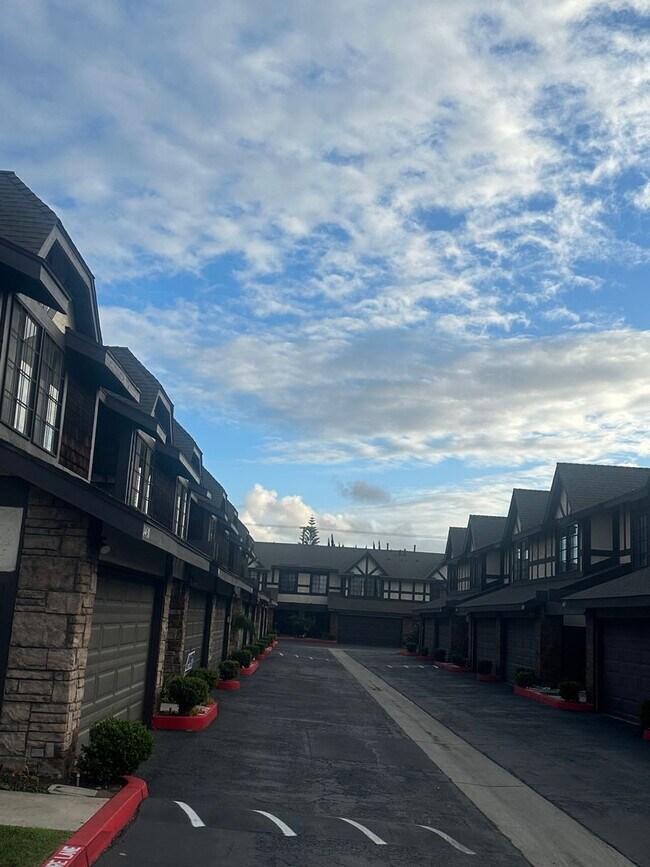 Building Photo - Charming 3-Bed/2.5-Bath Townhome with 2-Car Garage in Garden Grove