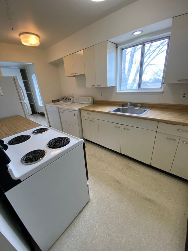 Building Photo - 1208-1210 Vandenberg Ave