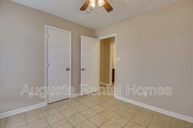 Building Photo - 3859 Fairington Dr