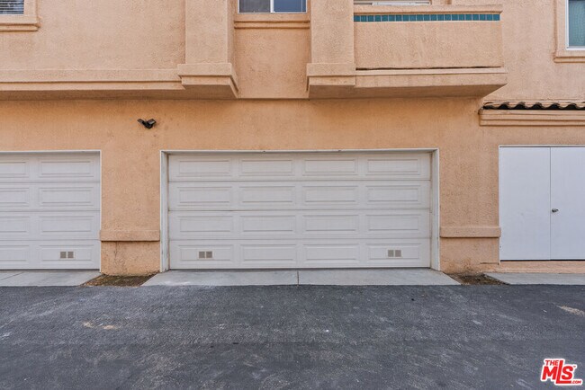 Building Photo - 18812 Vista Del Canon