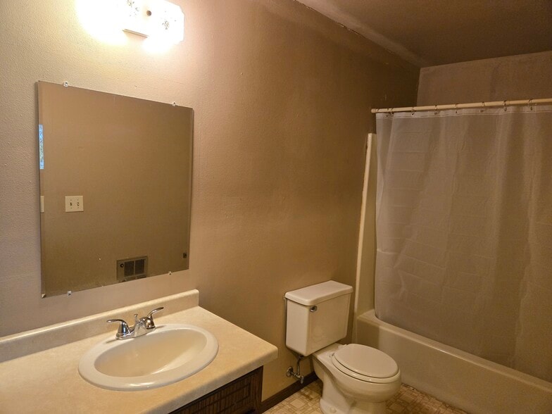 Building Photo - 401 Moasis Dr