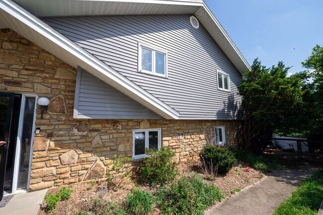 Building Photo - Short Term Rental Family Home