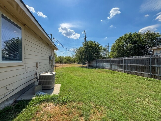 Building Photo - 105 Long Ln