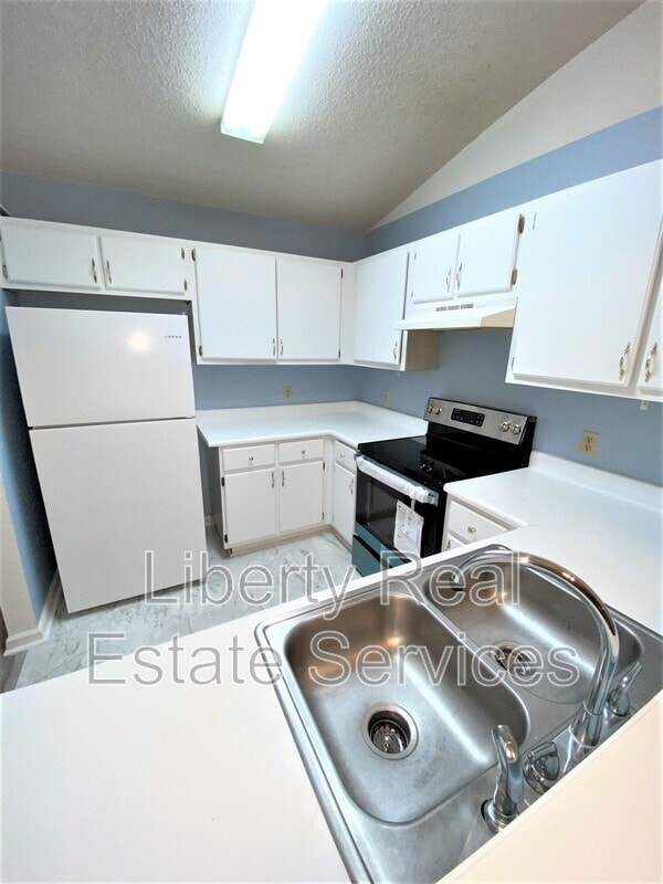 Building Photo - 910 Brett Dr