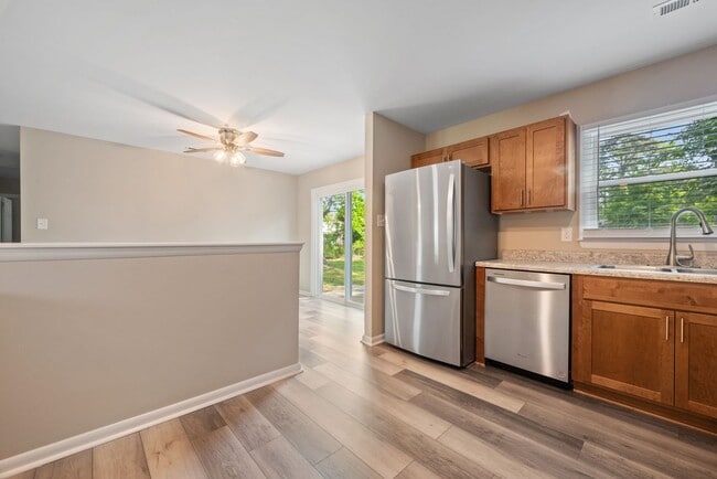 Building Photo - Move in Ready! Brick ranch home has 3 bedr...
