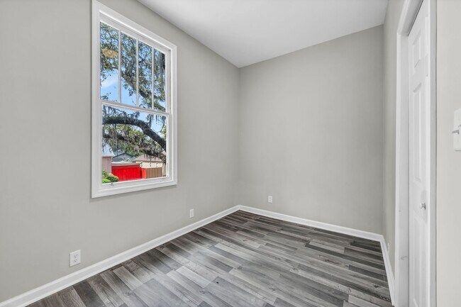Building Photo - Updated Home in the Heart of Savannah