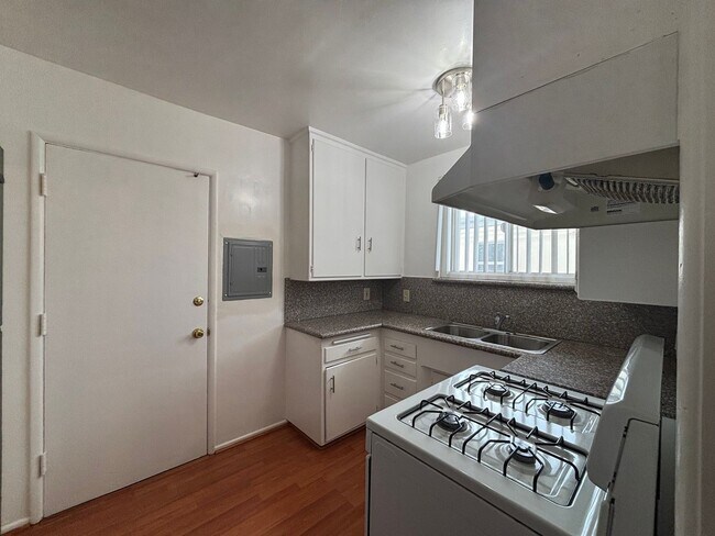 Building Photo - Chevy Chase, 719-729