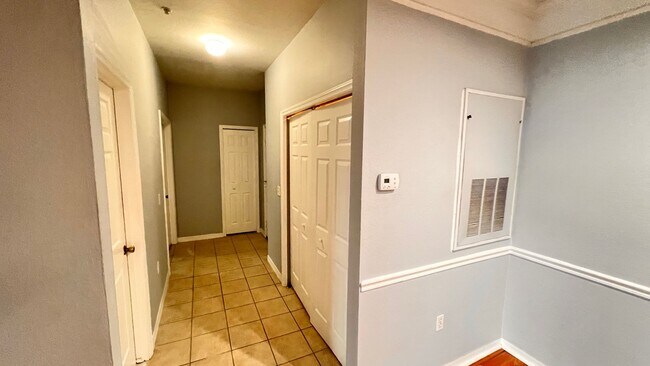 Building Photo - Two Bedroom in Metrowest AVAILABLE NOW!