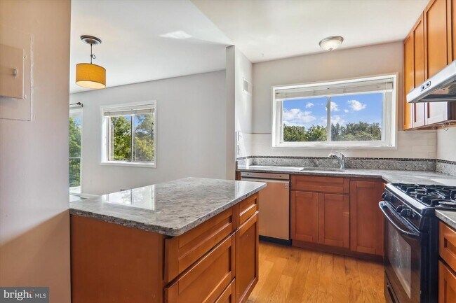 Building Photo - 10631 Montrose Ave