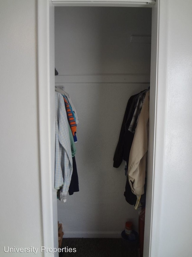 Building Photo - 5 br, 2 bath Room For Rent - 2901 Avondale